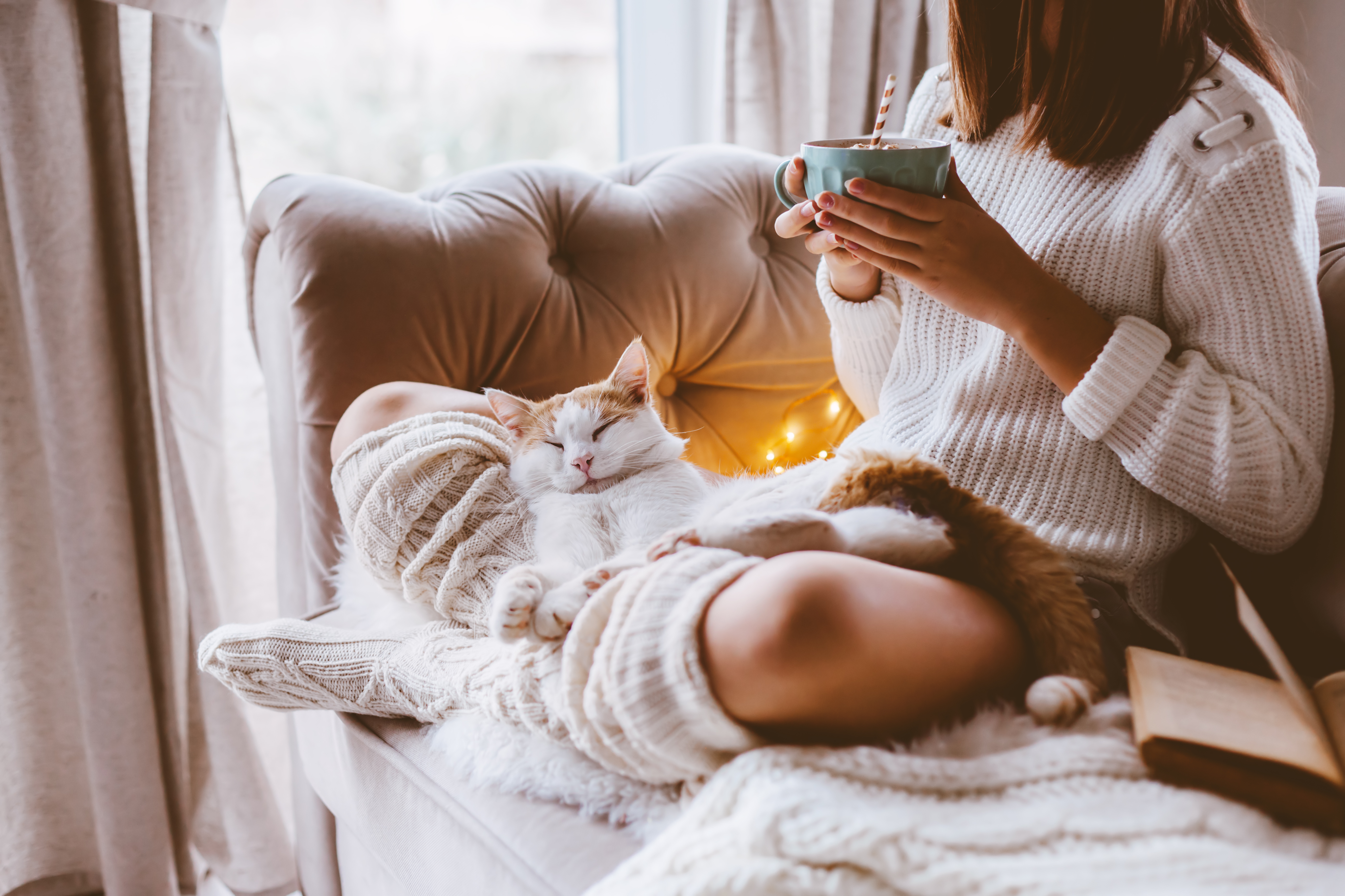 Femme dans sa maison isolée en hiver dans un environnement confortable